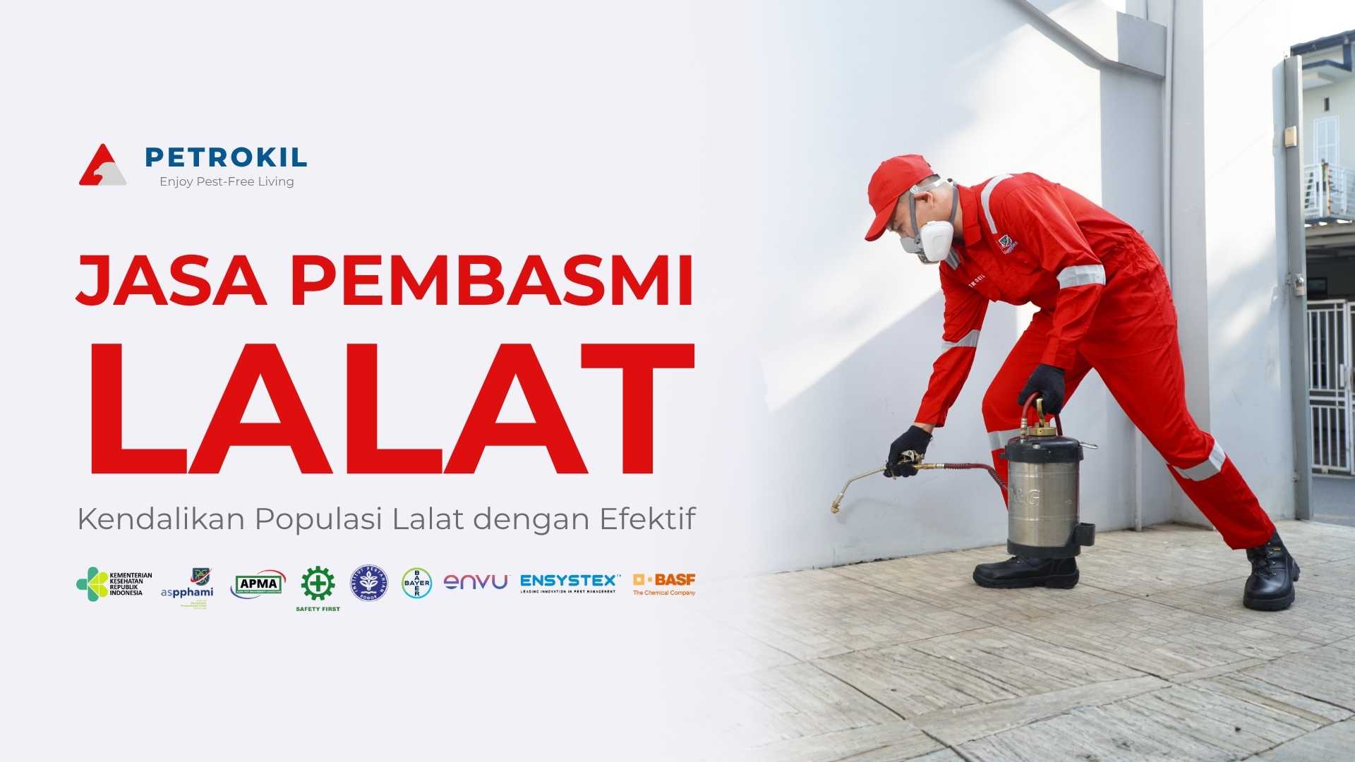 Jasa Pembasmi Lalat Terbaik #1 Jabodetabek 2 Layanan profesional dari jasa pembasmi lalat Petrokil yang sedang melakukan penyemprotan area dapur industri.