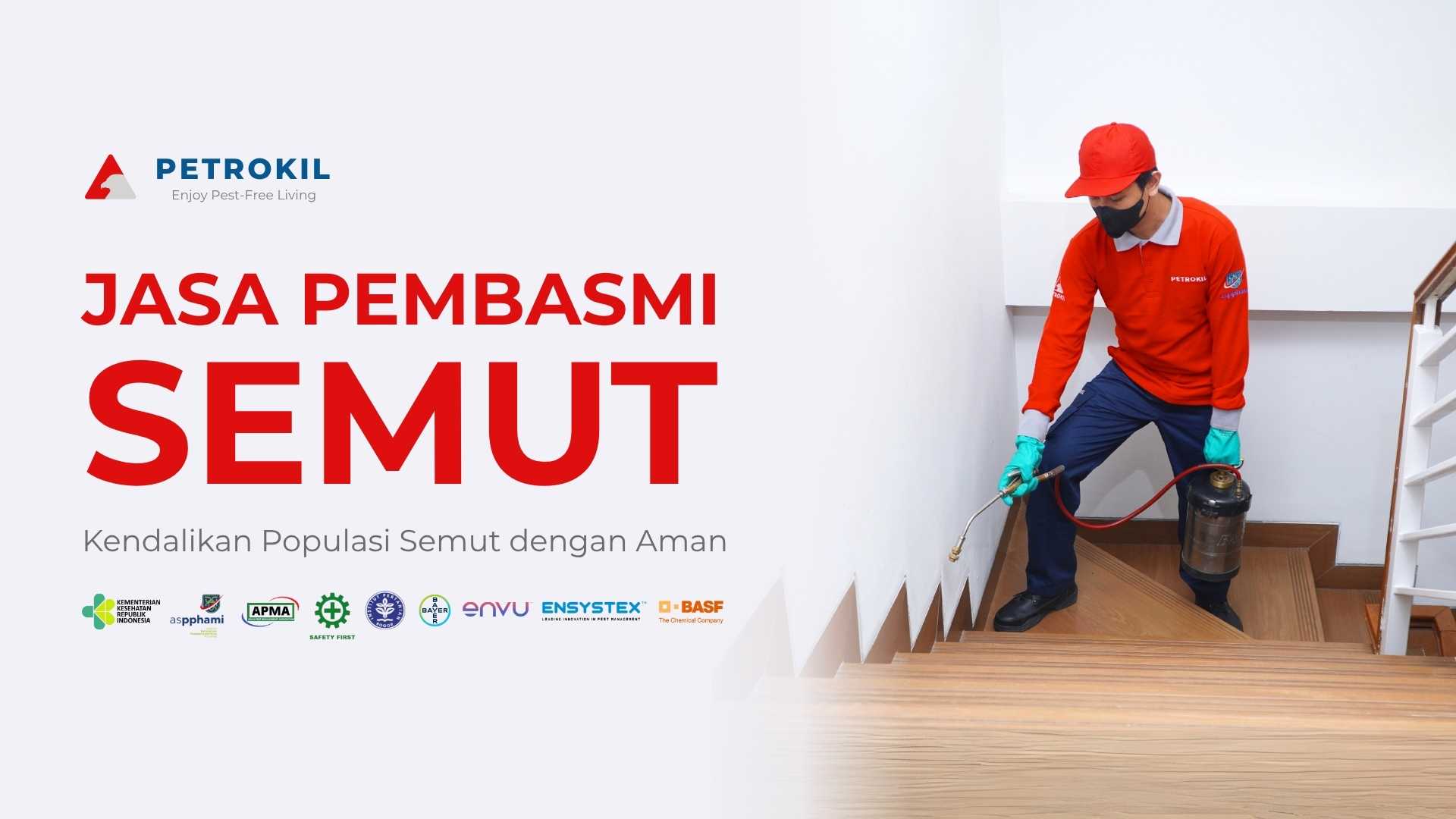 Jasa Pembasmi Semut Terbaik | Jabodetabek 2 Tim profesional jasa basmi semut Petrokil sedang melakukan penyemprotan di area dapur rumah.