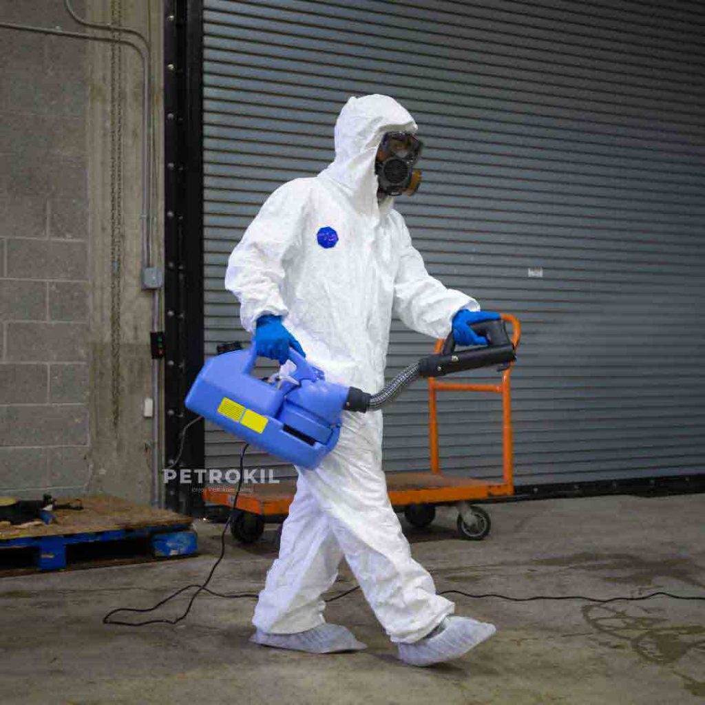 Jasa Anti Rayap & Pest Control | Chemical Kualitas Jerman - Australia 55 Teknisi Petrokil sedang melakukan misting disinfektan di dalam ruangan — layanan profesional jasa disinfektan ruangan untuk rumah, kantor, dan area publik.