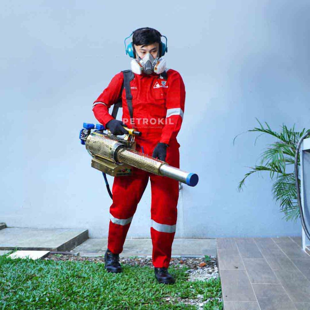 Jasa Anti Rayap & Pest Control | Chemical Kualitas Jerman - Australia 54 Teknisi profesional Petrokil sedang melakukan jasa fogging nyamuk dengan mesin thermal fogging di area perumahan untuk membasmi sarang nyamuk secara efektif.