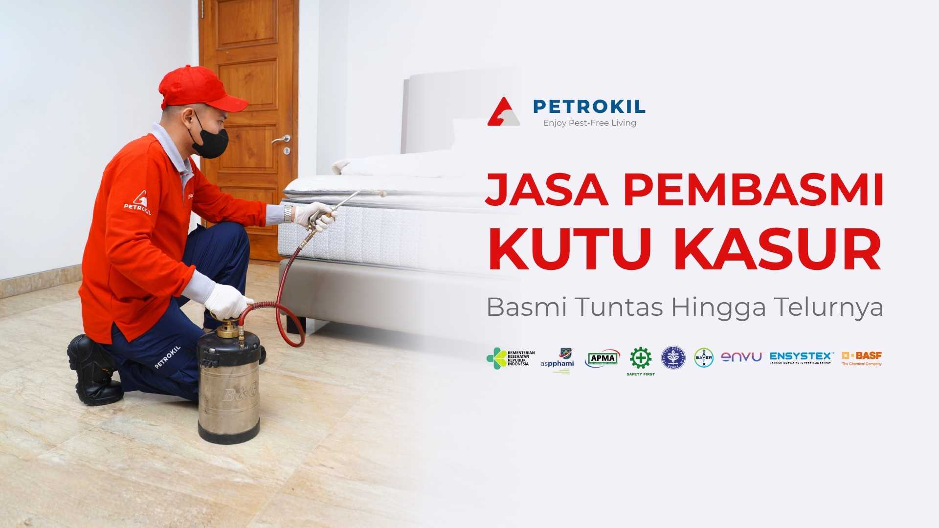 Jasa Pembasmi Kutu Busuk Terbaik | Jabodetabek 2 Tim profesional dari Petrokil sedang melakukan penyemprotan disinfektan di kamar tidur sebagai bagian dari layanan jasa pembasmi kutu kasur Petrokil.