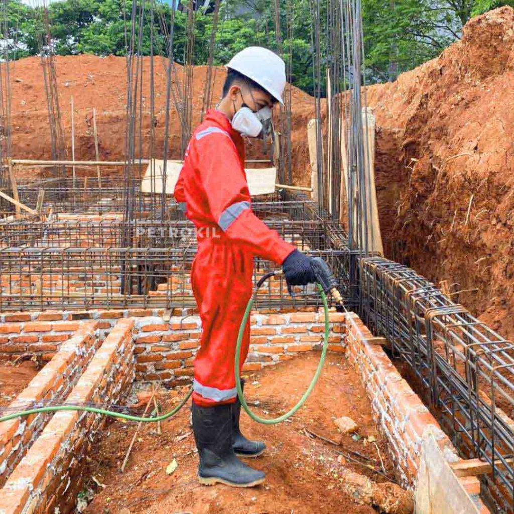 Jasa Anti Rayap & Pest Control | Chemical Kualitas Jerman - Australia 58 Teknisi Petrokil sedang melakukan spray pra konstruksi sebagai bagian dari layanan jasa pembasmi rayap profesional untuk melindungi bangunan sejak tahap awal.