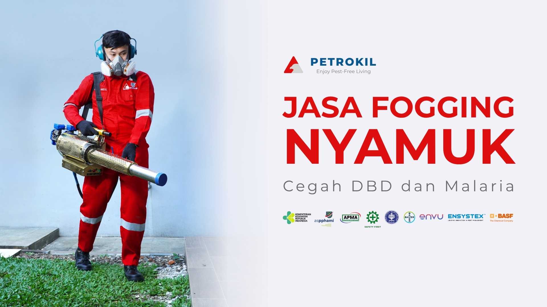 Petugas Petrokil melakukan jasa semprot nyamuk di area perumahan dengan peralatan fogging profesional.