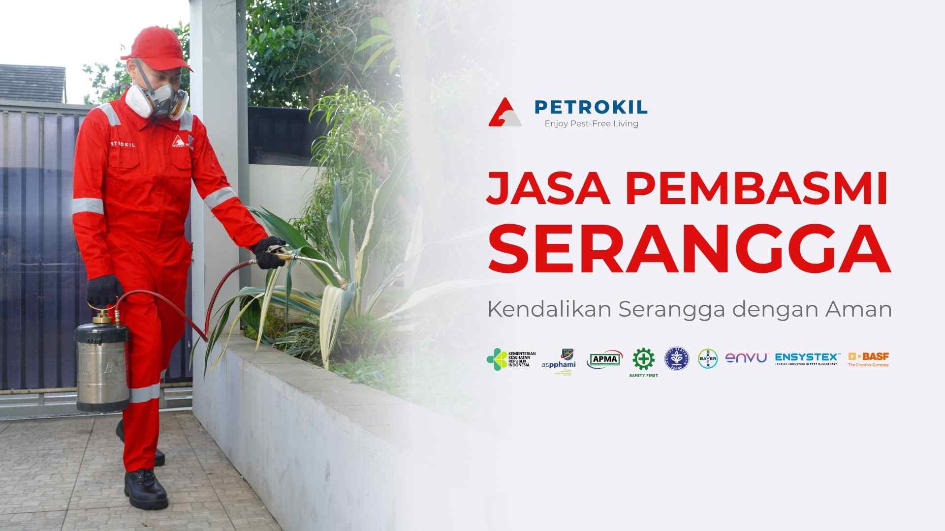 Teknisi Petrokil sedang melakukan jasa semprot serangga di area rumah untuk mengendalikan hama dengan metode profesional.